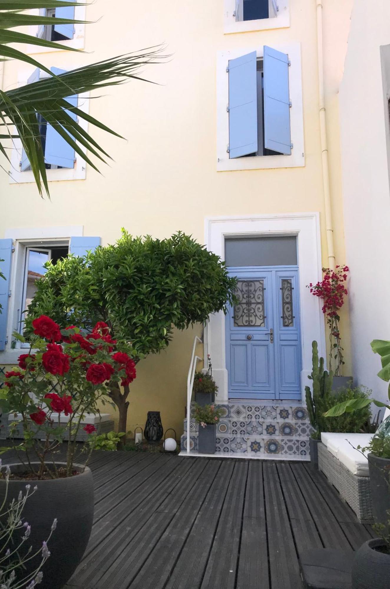 Ouveillan Notre Maison Aux Volets Bleus מראה חיצוני תמונה